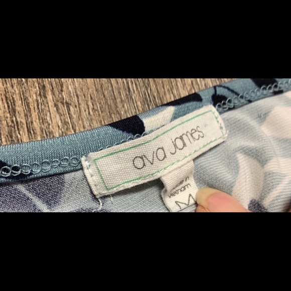 Ava James Blue and White Floral Top Size Medium - Picture 3 of 6